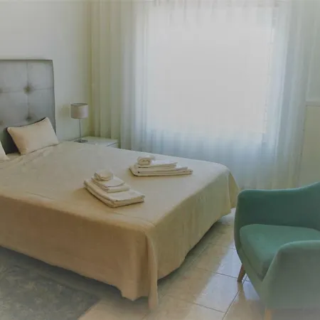 T2 Roja Pe Apartment